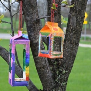 Einfache Upcycling Ideen für Kinder zum Nachmachen Vogelfutterhaus aus Milchkartons