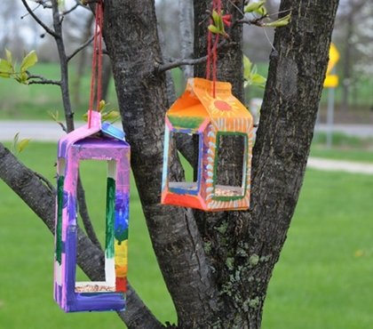 Einfache Upcycling Ideen für Kinder zum Nachmachen Vogelfutterhaus aus Milchkartons