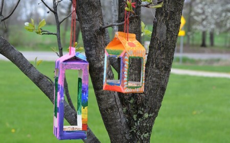 Einfache Upcycling Ideen für Kinder zum Nachmachen Vogelfutterhaus aus Milchkartons