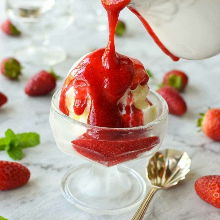 Erdbeer Soße für Eis selbst machen mit Vanillezucker
