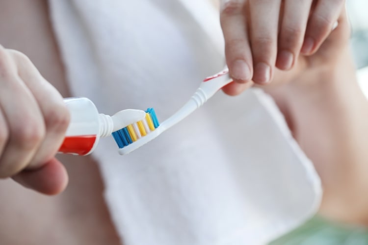 Flouridhaltige Zahnpasta verwenden für gesunden Zahnschmelz