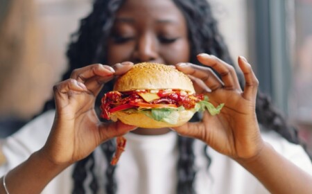 Frau und ungesunde Ernährung