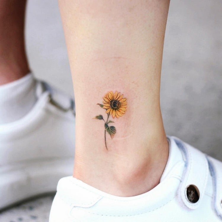 Fuß-Tattoo klein Sonnenblume Tattoo Bedeutung