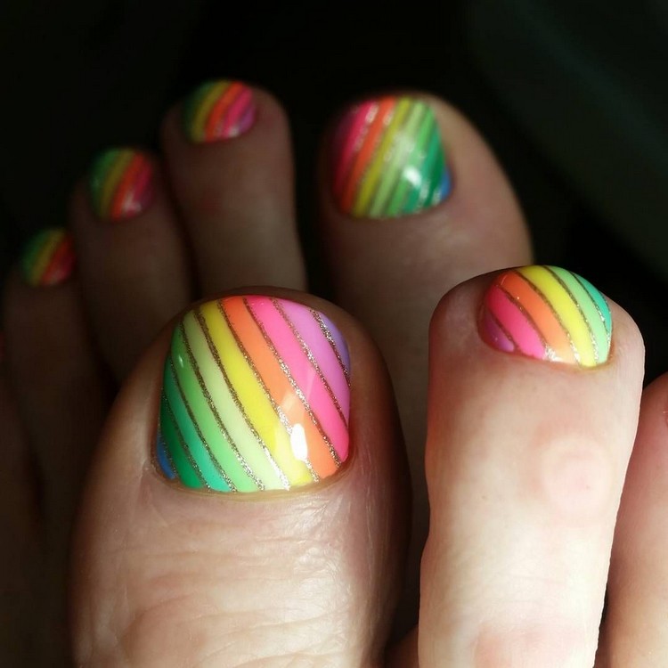 Fußnägel lackieren Tricks Regenbogen Nägel Trend Sommer