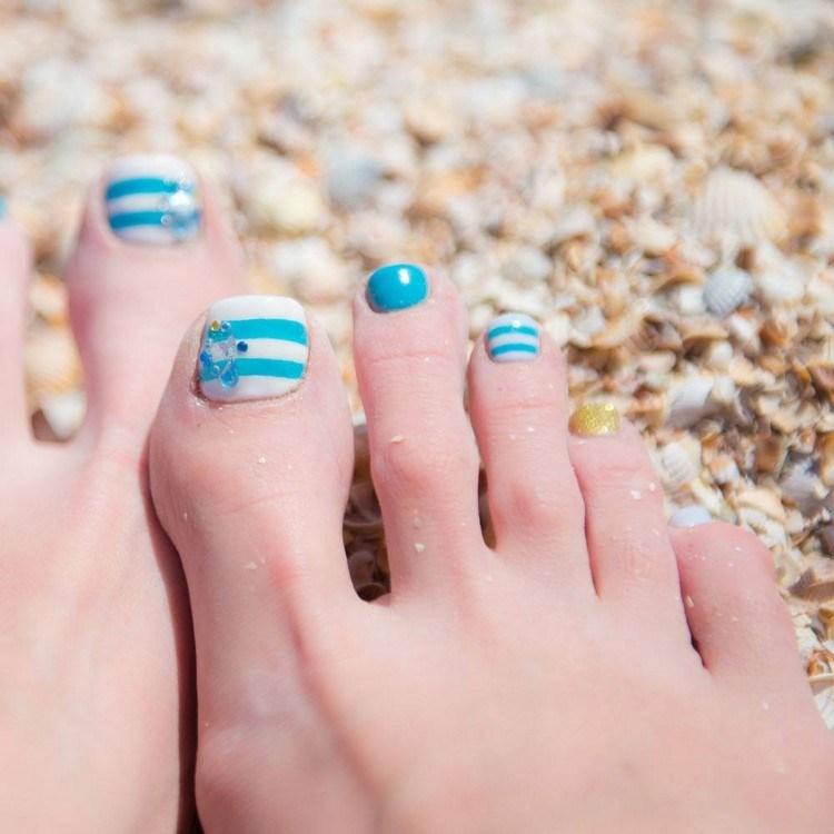 Fußnägel lackieren für Anfänger einfache Nageldesigns Sommer