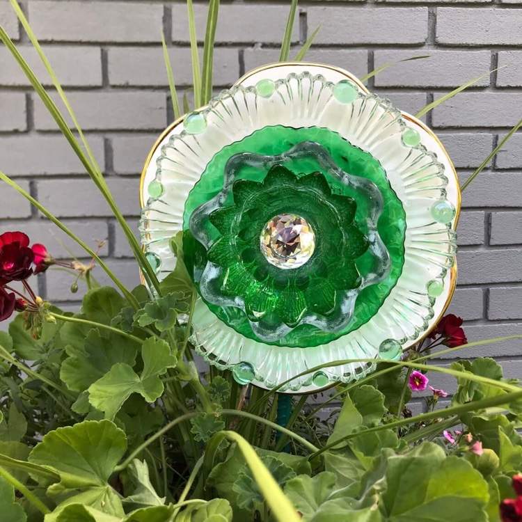 Gartendeko Upcycling Ideen mit Tellern basteln