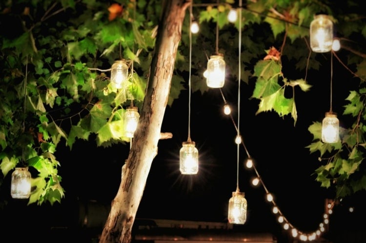 Gartenparty Beleuchtung basteln mit Einweckgläsern - Hängende Leuchten am Baum