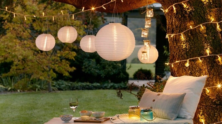 Gartenparty Beleuchtung mit Lampions und Lichterketten zum Entspannen am Abend