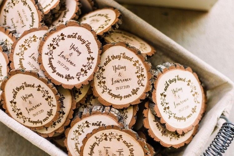 Gastgeschenke zur Hochzeit aus Holz Baumscheiben Magnete