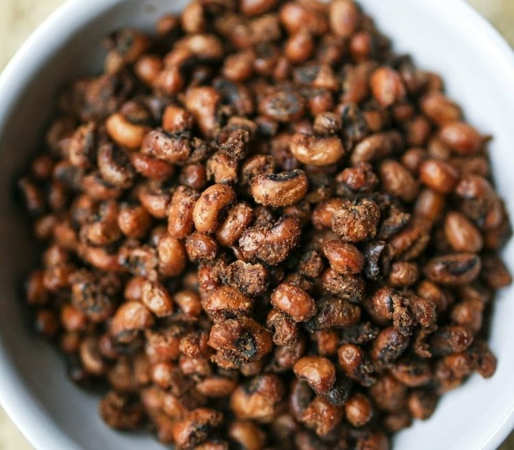 Roasted black-eyed peas for men on sports evenings