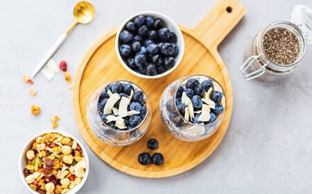 Gesundes Frühstück mit Buchweizen und Blaubeeren