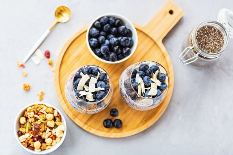 Gesundes Frühstück mit Buchweizen und Blaubeeren