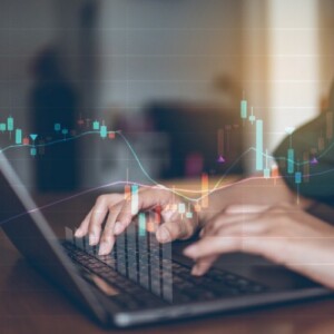 Händler beim digitalen Forex Trading auf Laptop