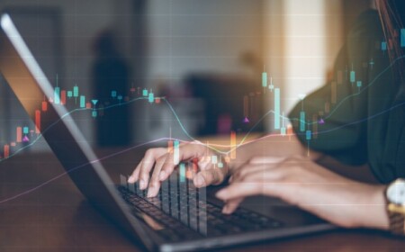 Händler beim digitalen Forex Trading auf Laptop