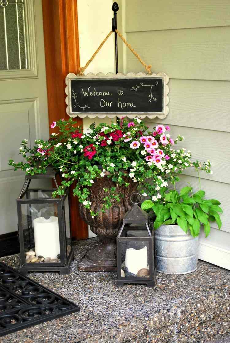 Hauseingang außen dekorieren im Sommer mit Schild Laternen und Blumen