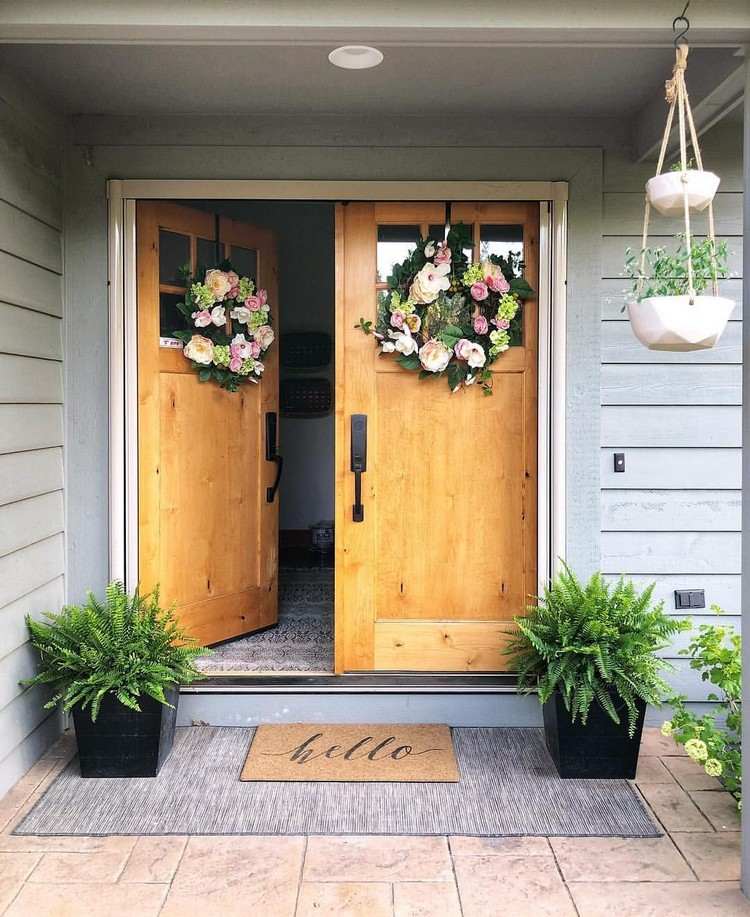 Hauseingang und Haustür im Sommer mit Blumen und Pflanzen dekorieren