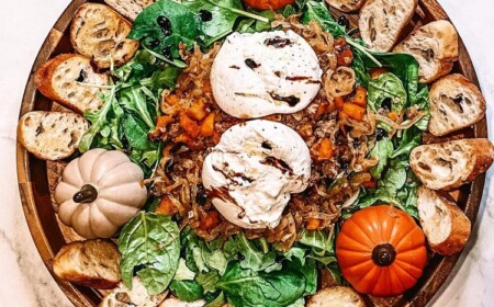 Herbstliche Burrata Platte auf rundem Holztablett