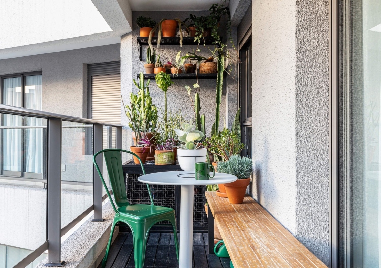 Ideen für kleine und schmale Balkone mit Sitzbank und Töpfe an der Wand