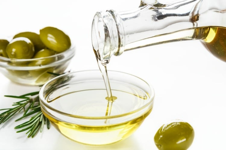 In Olivenöl enthaltene ungesättigte Fettsäuren reinigen die Blutgefäße und senken das Cholesterin