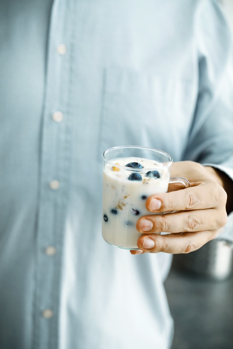 Joghurt mit Cashew und Blaubeeren gegen hohen Cholesterin