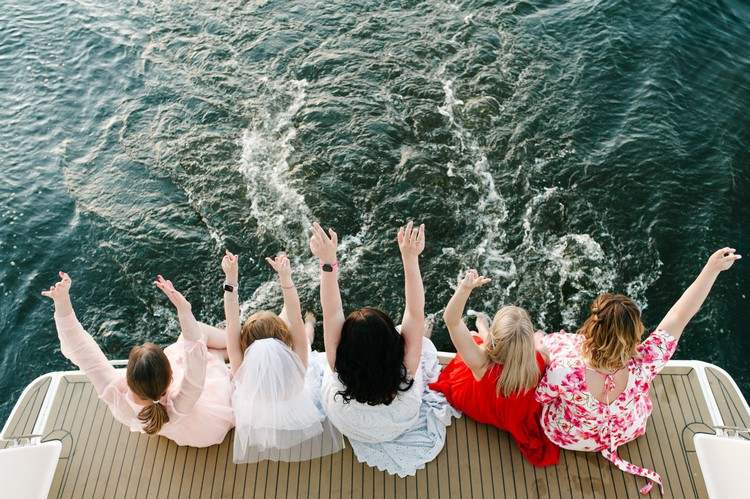Junggesellinnenabschied feiern auf Boot