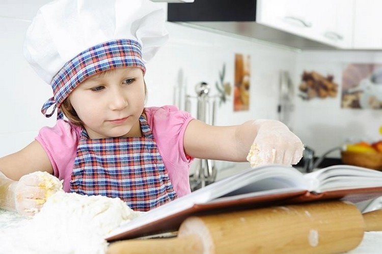 Kinder üben Lesen und Rechnen beim Kochen