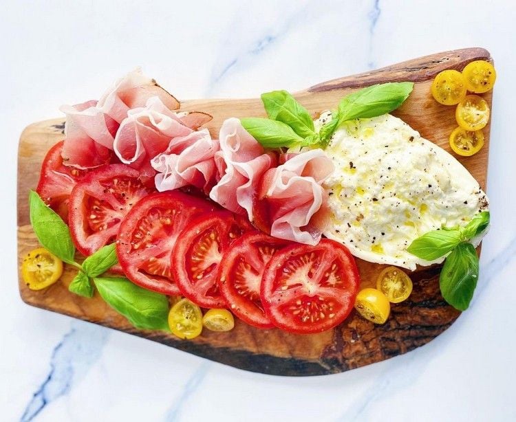 Kleine Burrata Platte für Sommer mit Tomaten Basilikum und Prosciutto