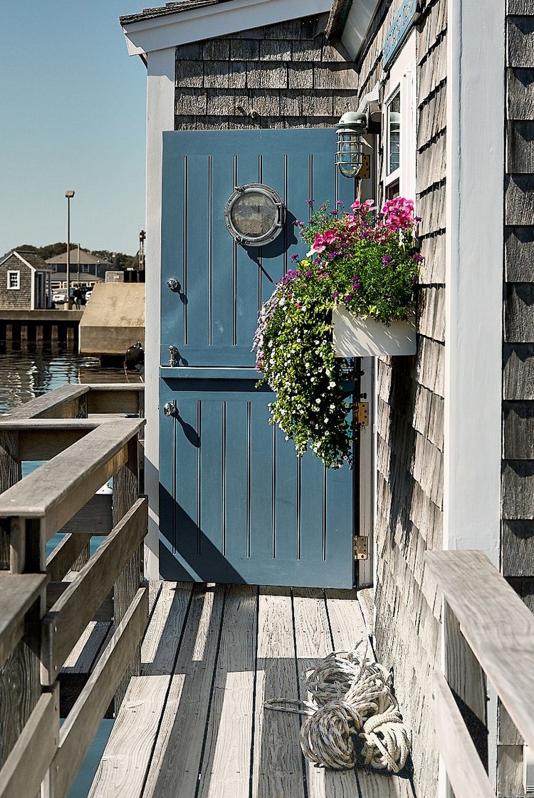 Kleine Dachterrasse einrichten Ideen für die Tür und für Pflanzen