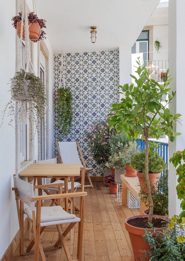 Kleiner Balkon Deko Ideen Wand verfliesen und Hängepflanzen