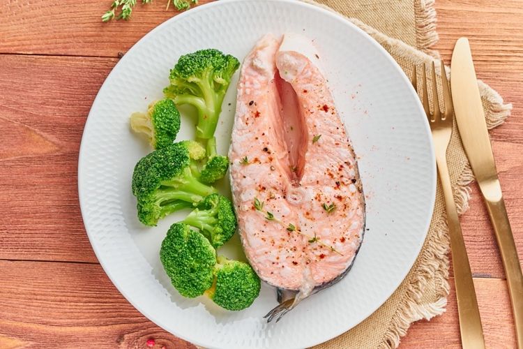 Lachs und Brokkoli sind reich an Kalzium und senken den Cholesterinspiegel