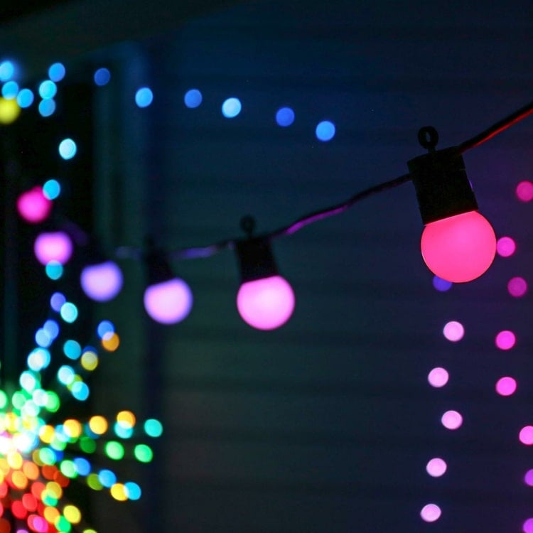 Lampen in Pink und Lila und andere bunte Lichterketten sorgen für Partystimmung