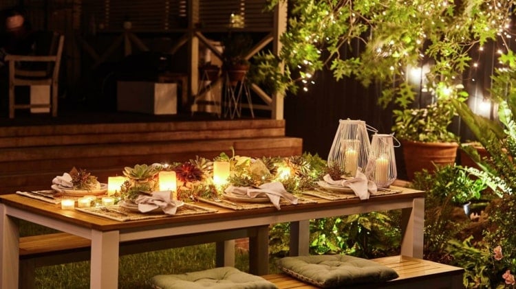 Lichter als Tischdeko im Garten für romantische Partystimmung am Abend