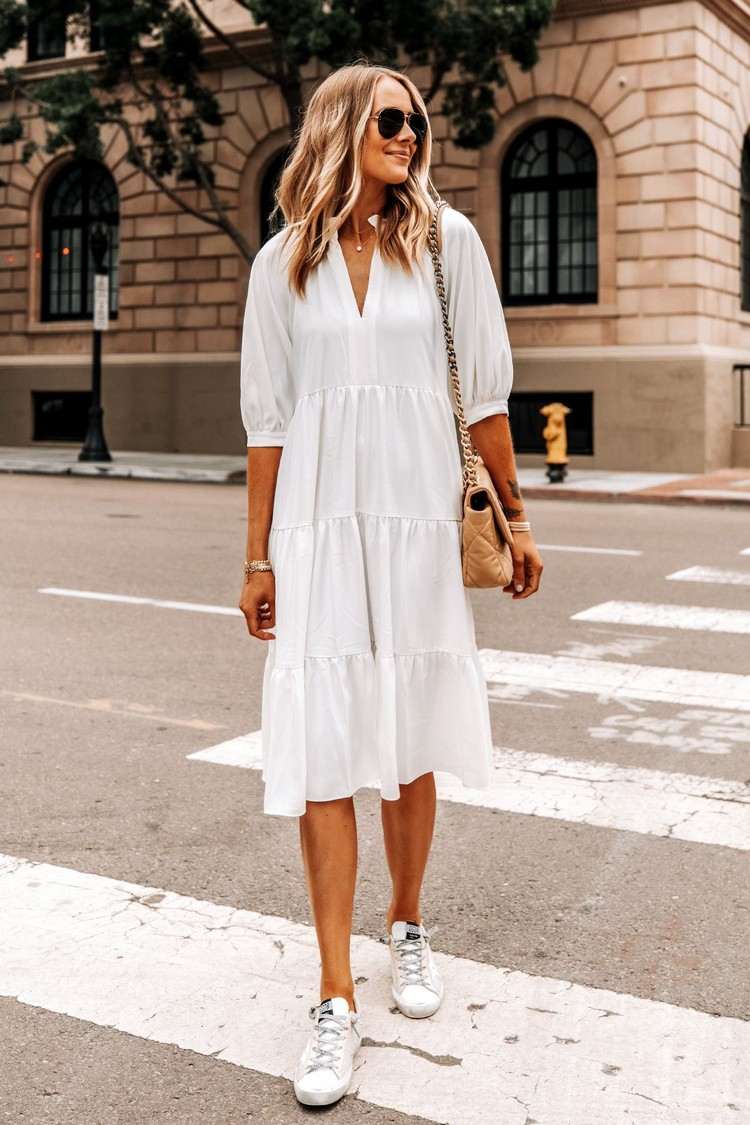 Midi Kleid in weiß mit weißen Sneakern kombinieren im Sommer