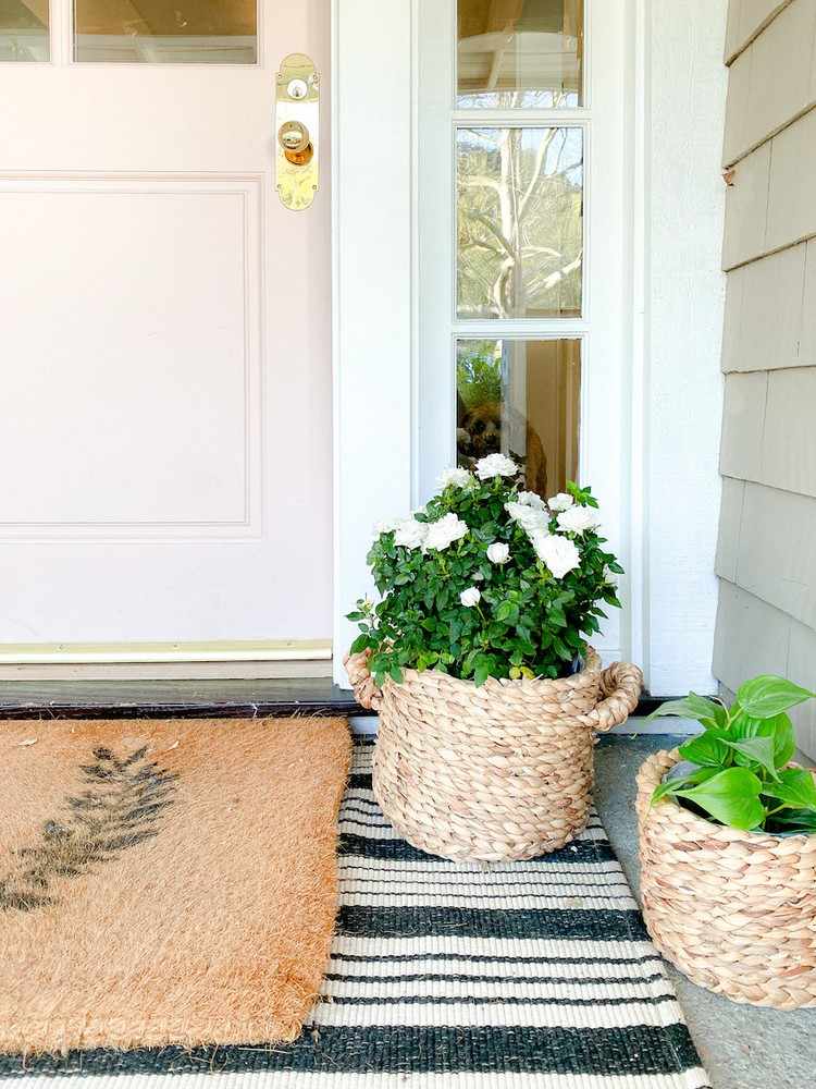 Mini Rosen Körbe Teppich und Fußmatte als Deko für den Hauseingang im Sommer