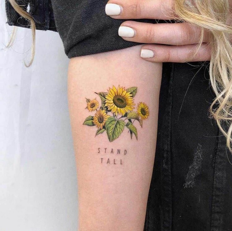 Oberarm Tattoos für Frauen Sonnenblume Tattoomotiv Bedeutung
