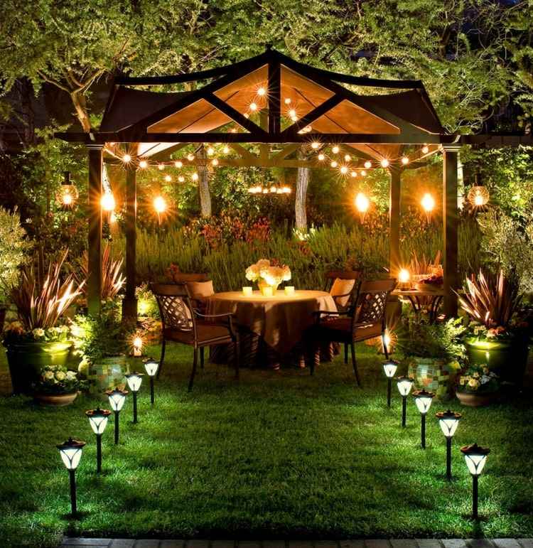 Pavillon oder Pergola mit Lichterkette schmücken und Rasen mit Solar-Leuchten