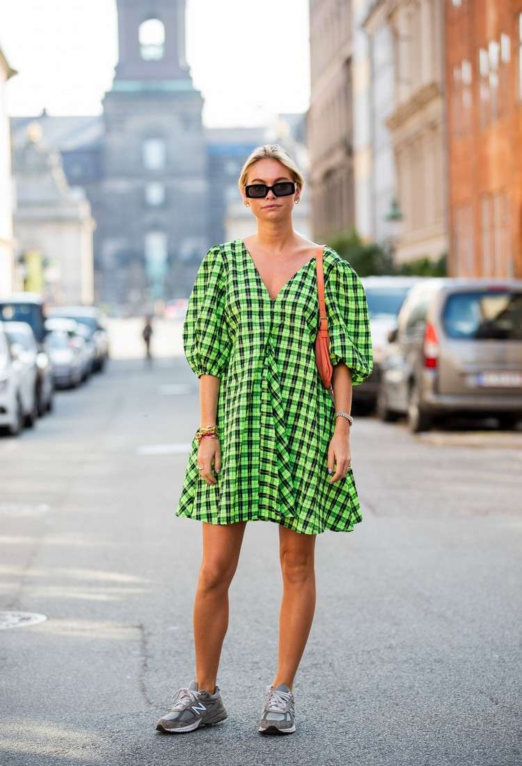 Puffärmel Kleid in Grün mit Turnschuhen kombinieren Sommeroutfit