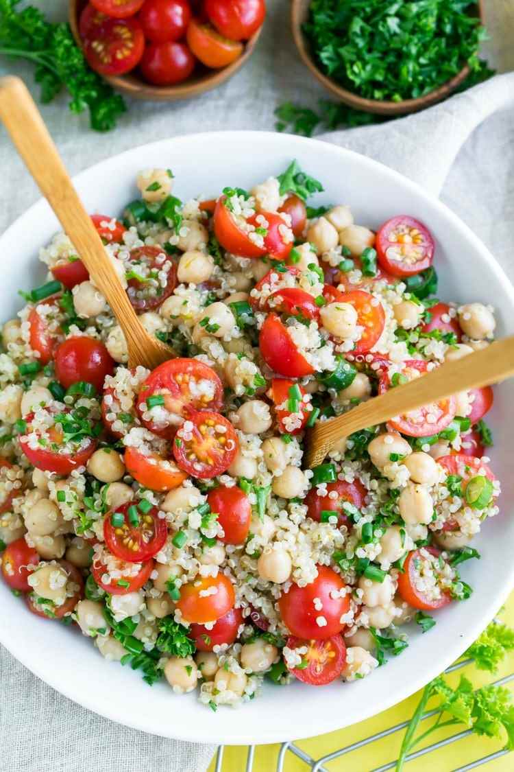 Quinoa-Salat mit Tomaten, Kichererbsen und Petersilie