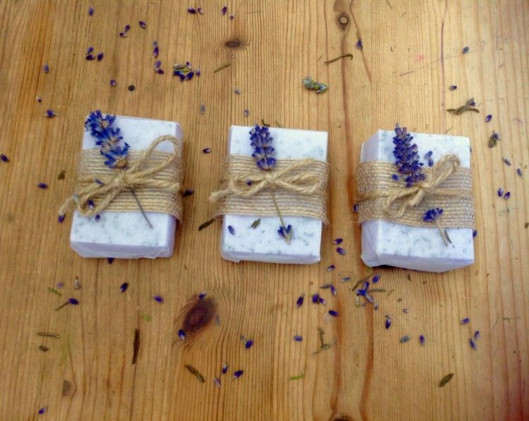 Seife als Gastgeschenk dekorieren mit Jute und Lavendel