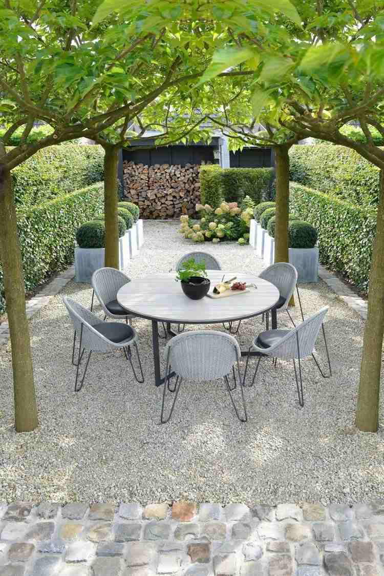 Sitzplatz unter Baum anlegen mit Kiesboden für Kleingarten