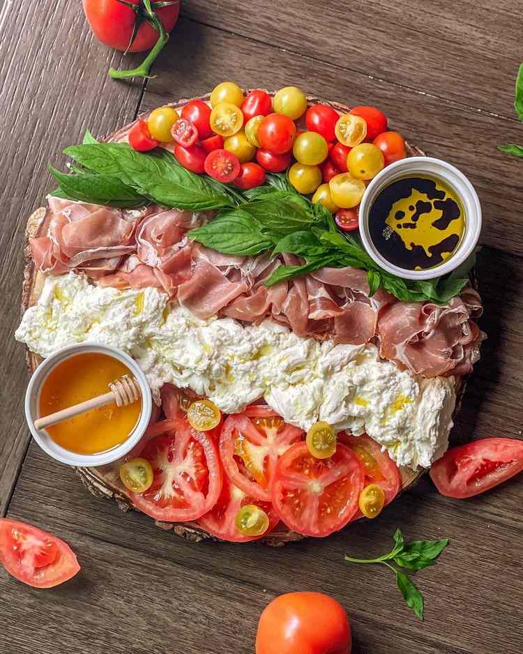 Sommer Burrata Board mit Prosciutto-Schinken Tomaten und Basilikum