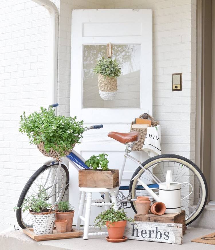 Sommerdeko für Eingangsbereich außen im Landhausstil altes Fahrrad und Pflanzen