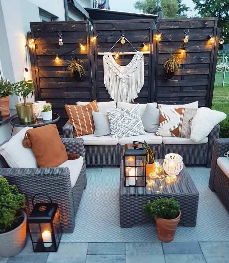 Sommerdeko für draußen Terrasse Holzparavent mit Makramee Lichterkette