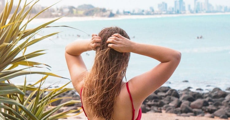 Sonnenschutz für Haare im Sommer Salzwasser ausspülen
