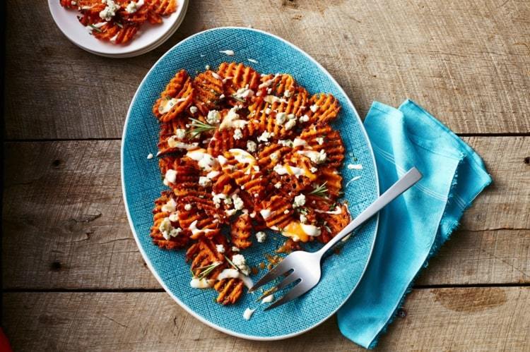 Sweet potato chips with gravy and blue cheese or feta