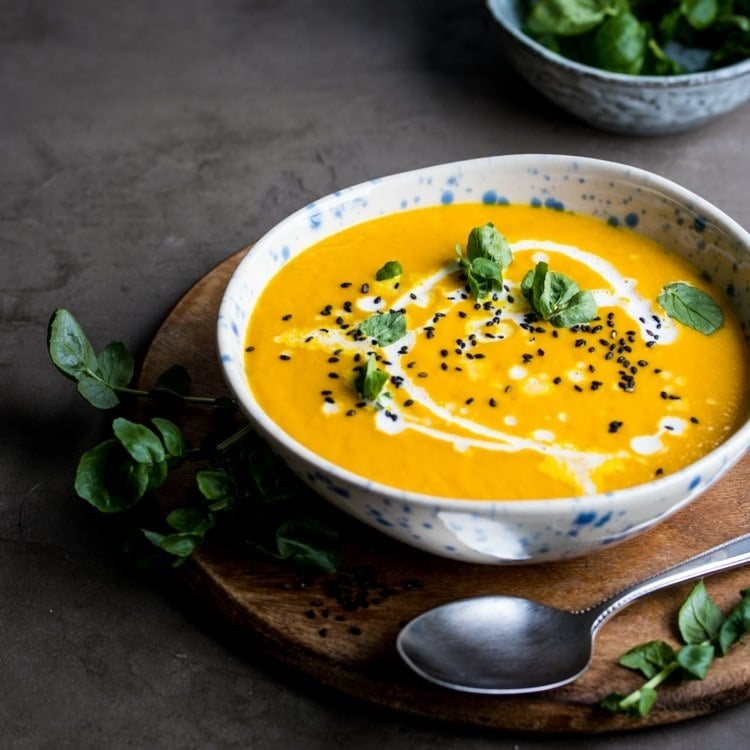 Suppe mit Ingwer, Kokosmilch, Basilikum und Curry als natürlicher Blutdrucksenker