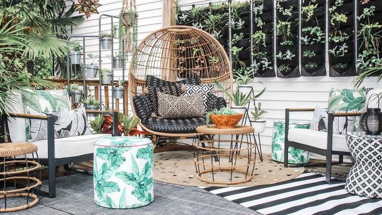 Terrasse im Sommer dekorieren mit Pflanzen und botanischen Motiven