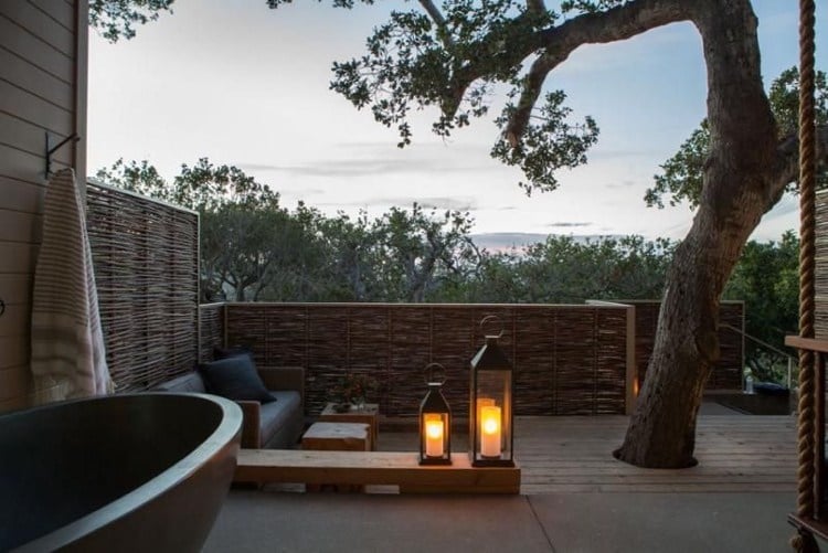 Terrasse um Baum bauen Lounge Gruppe und Beleuchtung