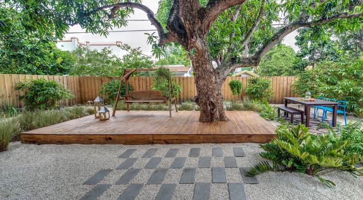 Terrasse unter Baum bauen Ideen zum Integrieren von Gehölzen in Gartengestaltung