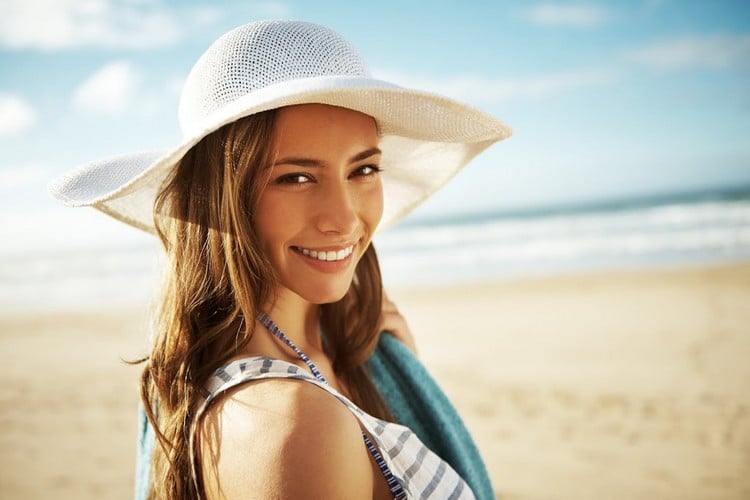 Tipps für einen UV-Schutz für Haare im Sommer Sonnenhut tragen